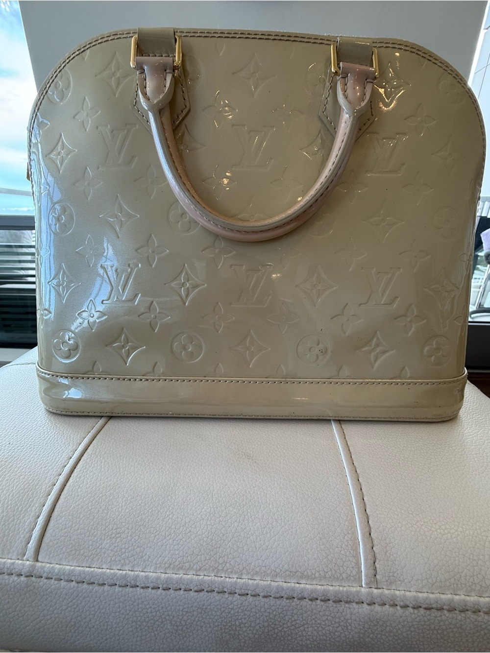 Louis Vuitton Vernis Alma PM Satchel in Beige